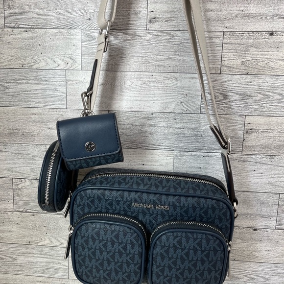 Michael Kors Admiral Multi Crossbody Bag with Tech Attachment - Picture 4 of 8